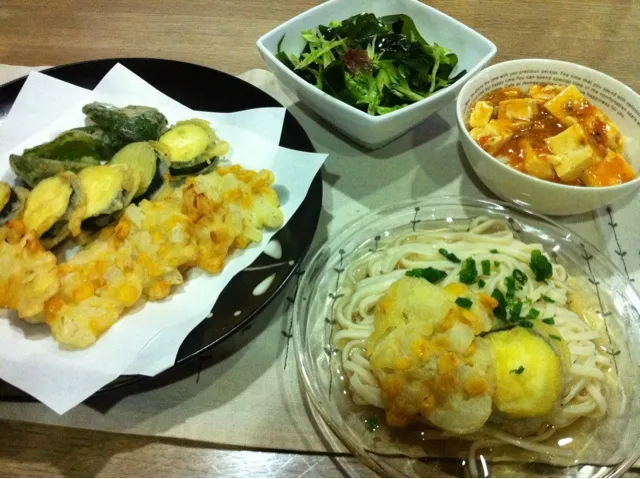 玉ねぎとコーンかき揚げズッキーニてピーマン天ぷら・冷やしぶっかけうどん・ミニ麻婆豆腐丼・わかめキュウリサラダ|まーままさん