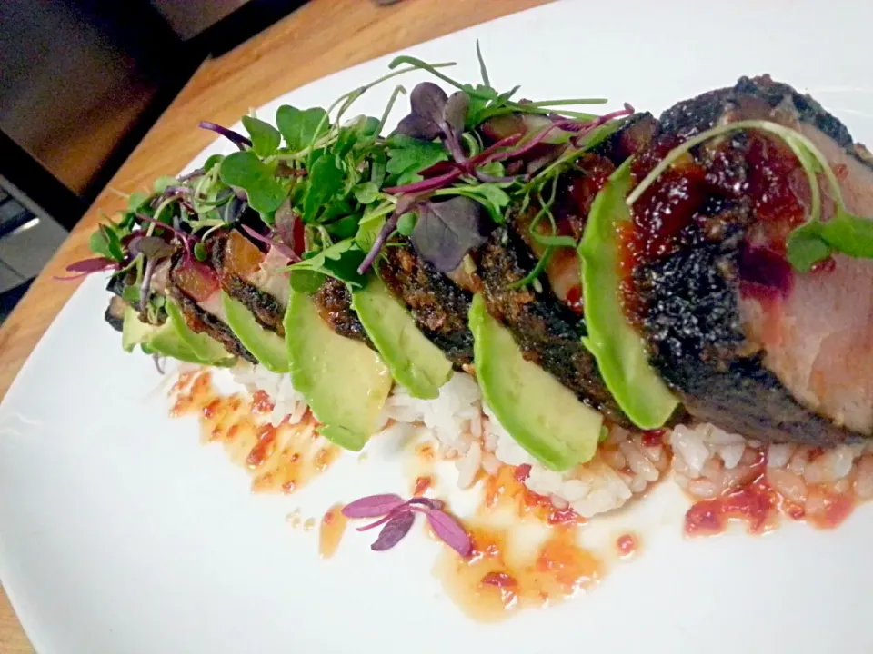 nori wrapped tuna,sliced avocados, sticky rice, sweet chili sauce, intensity micro greens|Austinさん