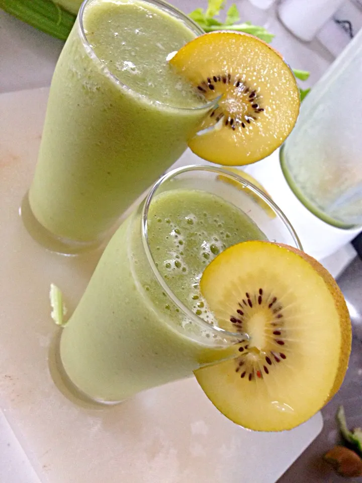 Celery,pineapple ,banana kiwi smoothie|viviさん