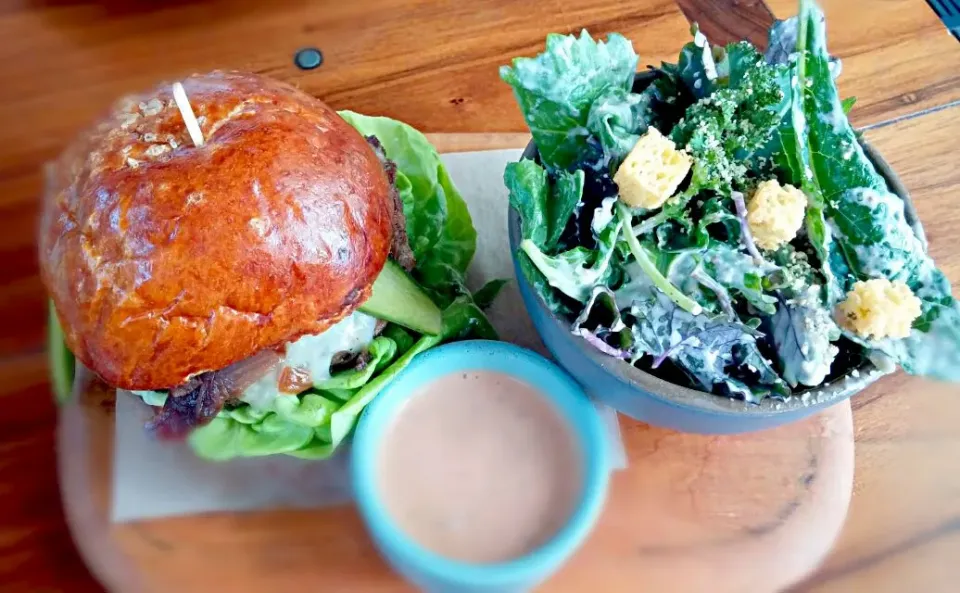 hamburger and kale caesar salad|Jiraphon Gさん