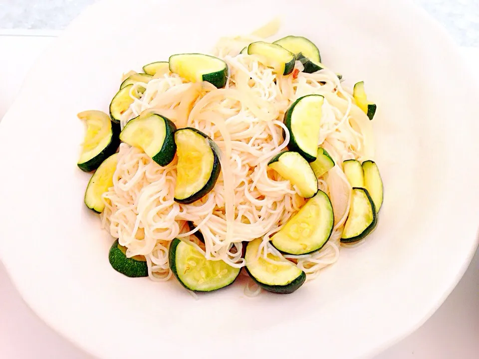 ズッキーニと玉ねぎの焼きそうめん|めぇさん