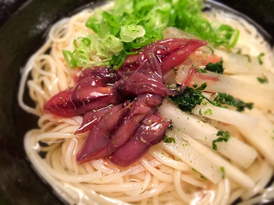 Snapdishの料理写真:ホタルイカの沖漬そうめん 炒め大根添え1|半田手延べそうめんの店 阿波や壱兆さん