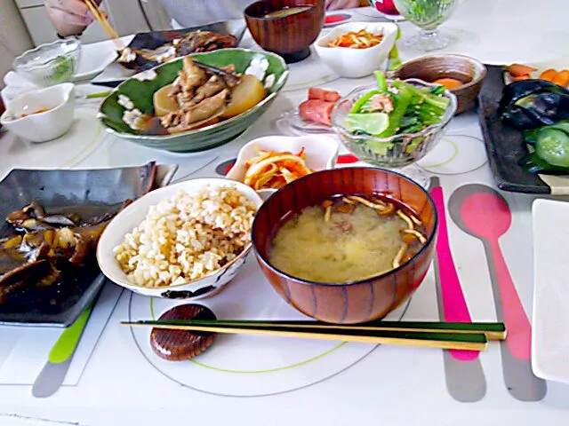 朝御飯
がしらと牛蒡の煮付け
手羽中と大根の煮物
人参蒲鉾切り干し大根の金平
小松菜ごま和え
ぬか漬け
明太子
卵|Nanaさん