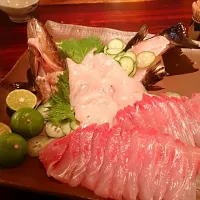 Snapdishの料理写真:シイラとハタの刺身、釣りたては美味い(*´∀｀*)🎉|料理好きさん