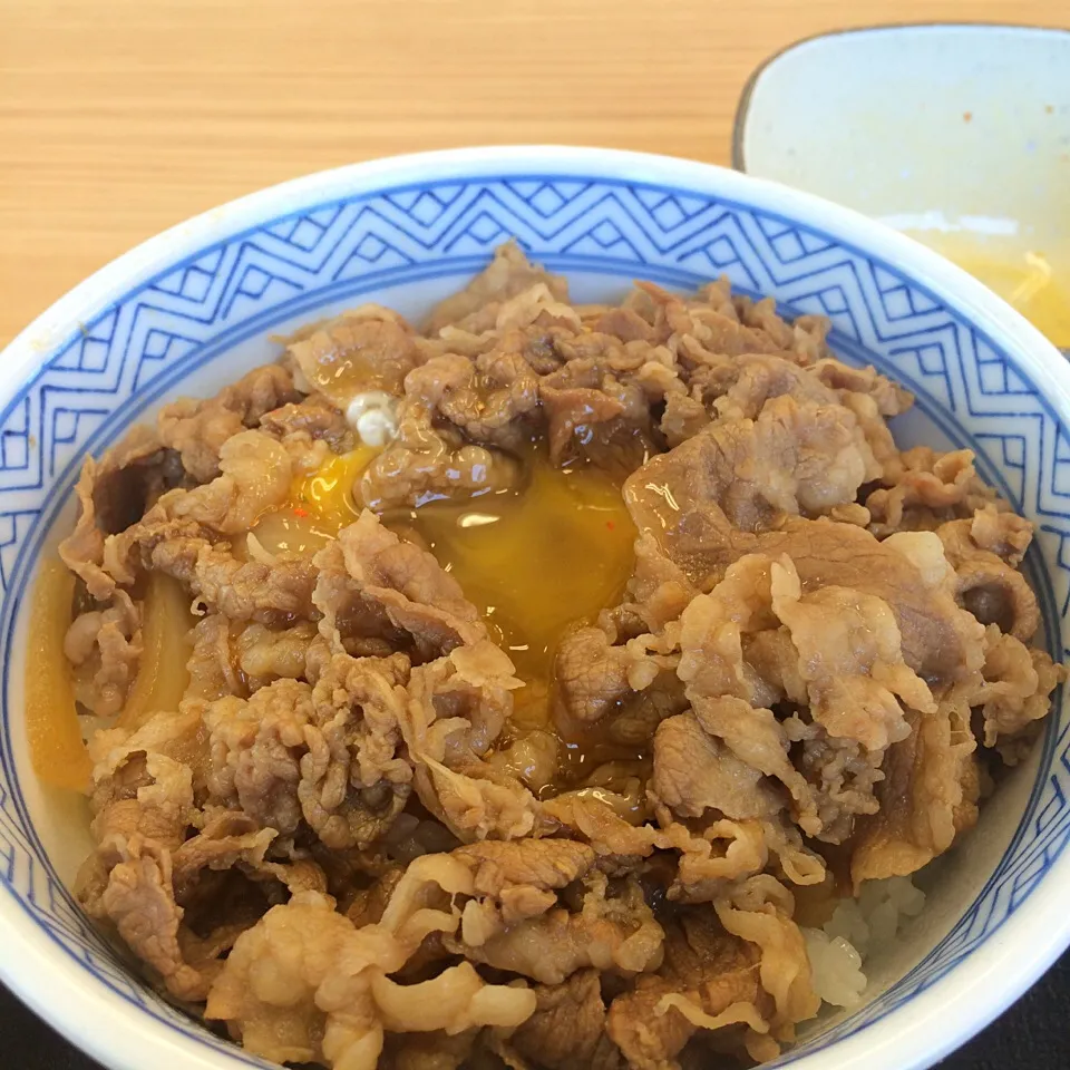 牛丼 並盛、生卵|maixx ใหม่さん