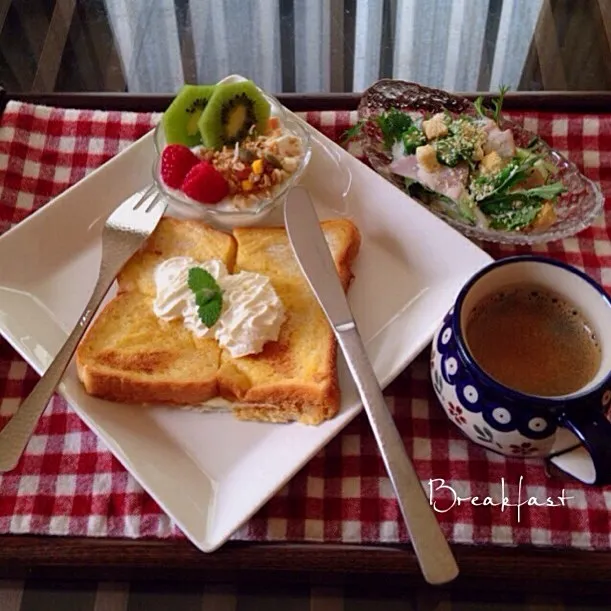 フレンチトースト.シーザーサラダ.ヨーグルト.珈琲のBreakfast|kirariさん