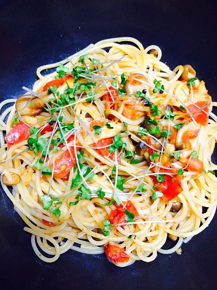 Snapdishの料理写真:Spaghetti with Shimeji mushroom in  Anchovy Garlic Tomato sauce.|Kumiewさん