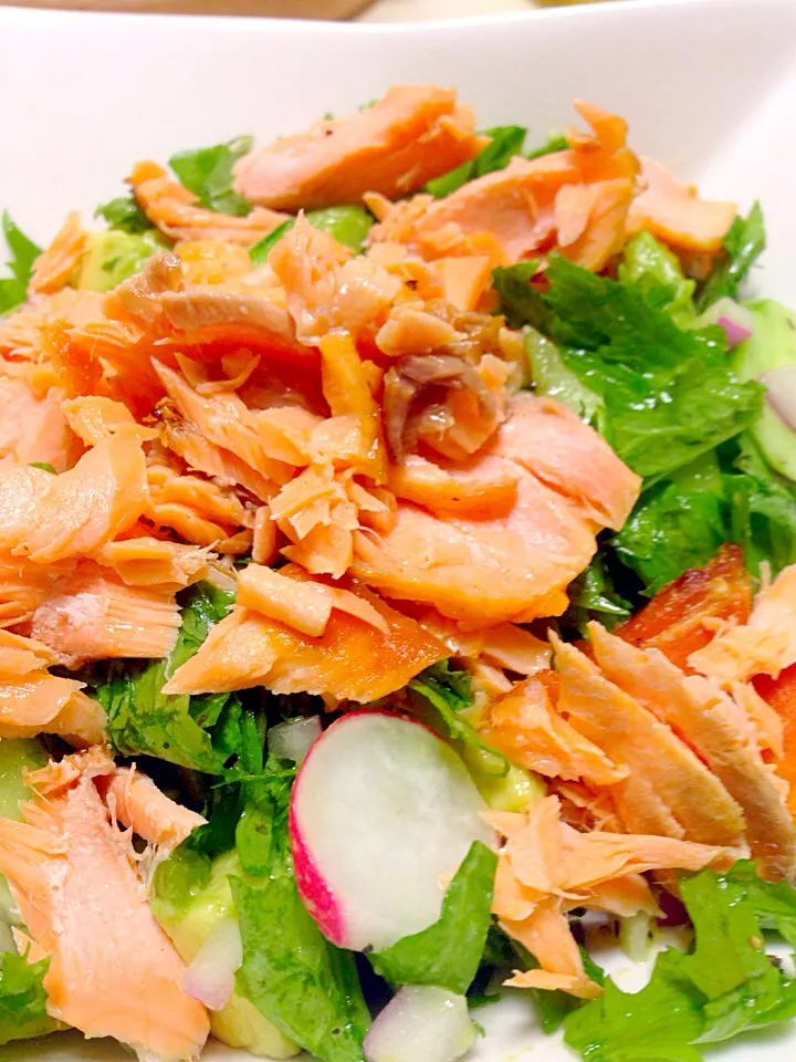 Grilled salmon salad for today's lunch :) たっぷり野菜ベッドの上にアッツアツのサーモンを乗せた温サラダ^o^|Tanuさん