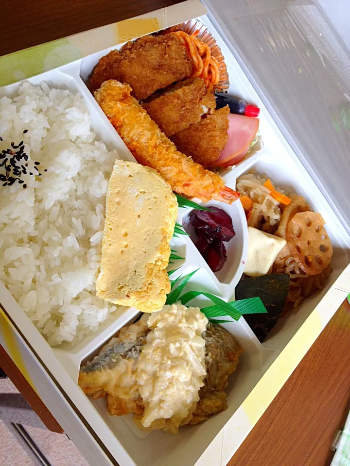 昼は、仕出し弁当。フライの衣は、半分ほど外します。|ハルさん