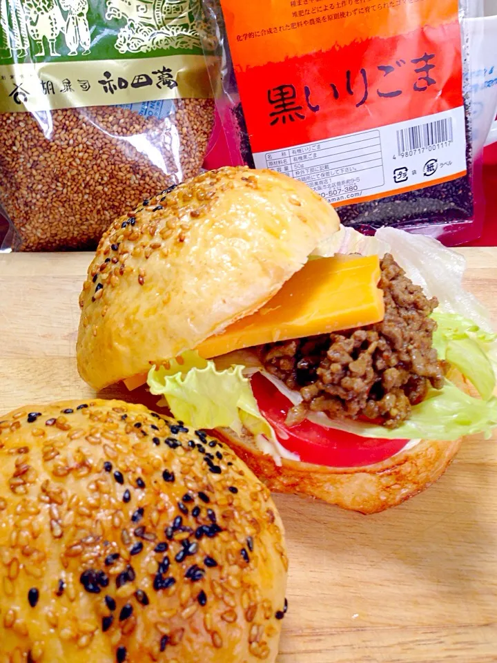 美味しいゴマで焼いたバンズの、タコバーガー꒰*´∀`*꒱꒰*´∀`*꒱           Taco Sandwitch, Using own made bans with High-quarity Sesami. Sesamis bought at histrical sesami's shop "Wadaman" |yorikoさん