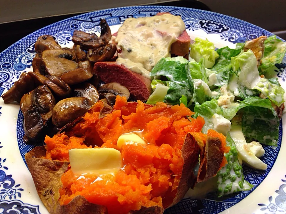 Beef tongue with horseradish cream and kumara, mushrooms, and salad. Yum !|Miriam Hughesさん