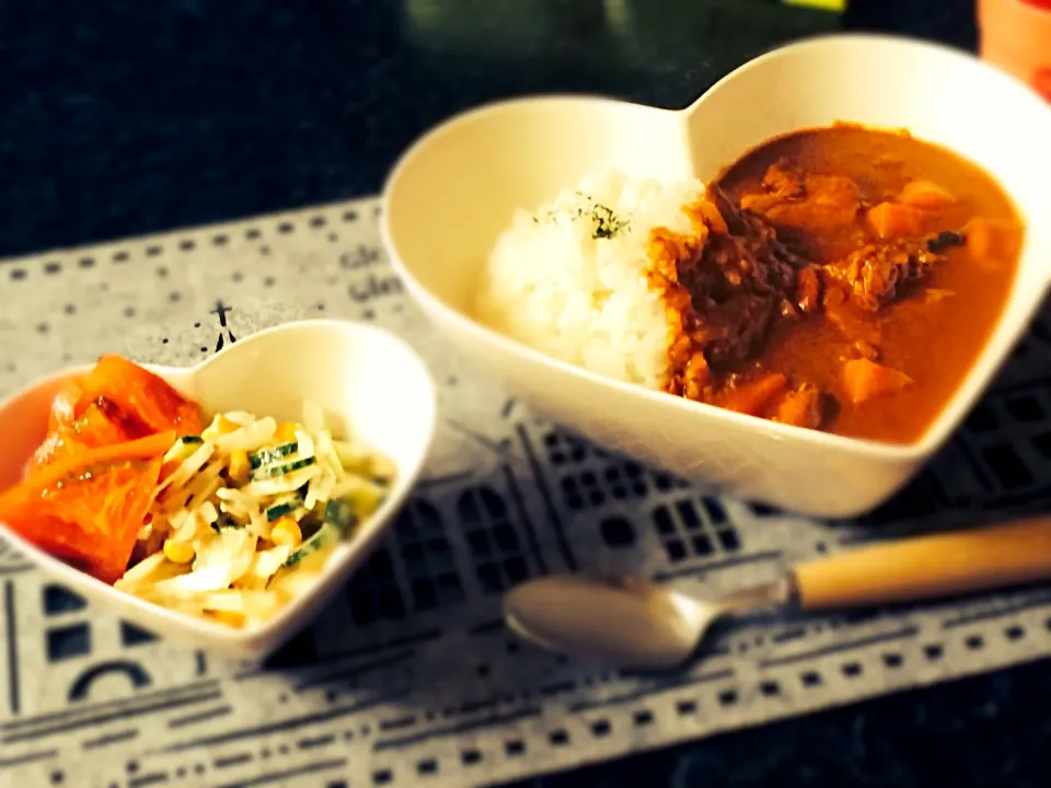 Snapdishの料理写真:愛情チキンカレー、ツナサラダ|mmtsさん