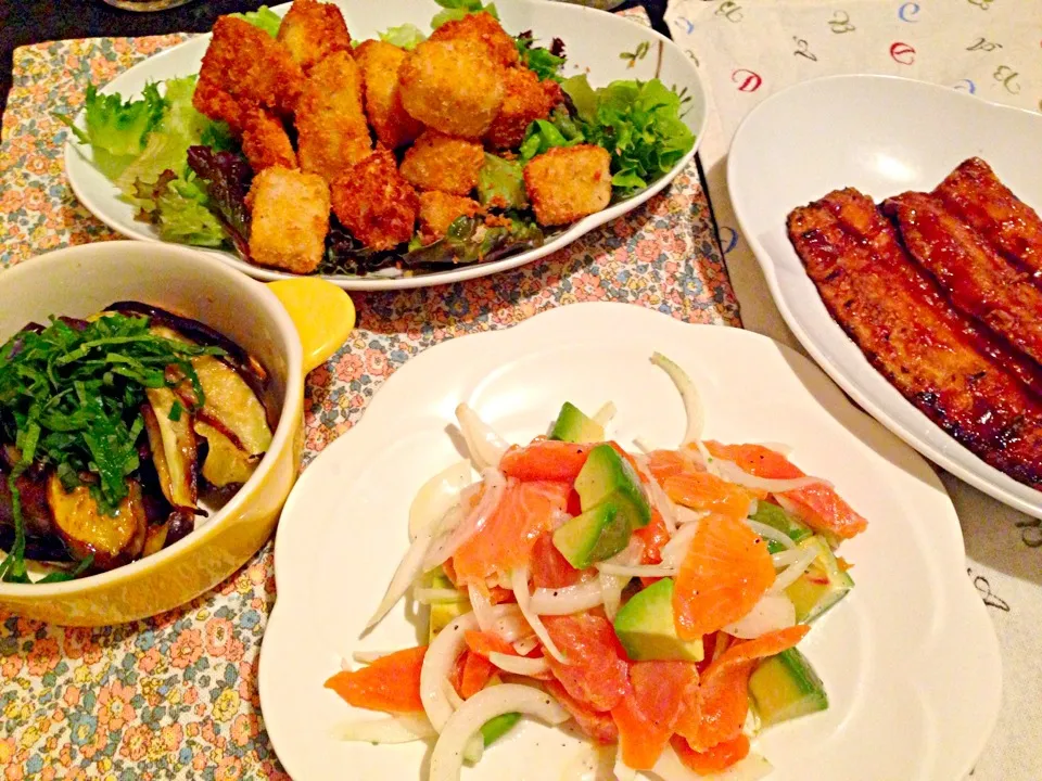 まぐろの一口カツ✨スモークサーモンとアボカドのサラダ✨茄子の素揚げ✨さんまの蒲焼き(^ ^)|禄 恵さん