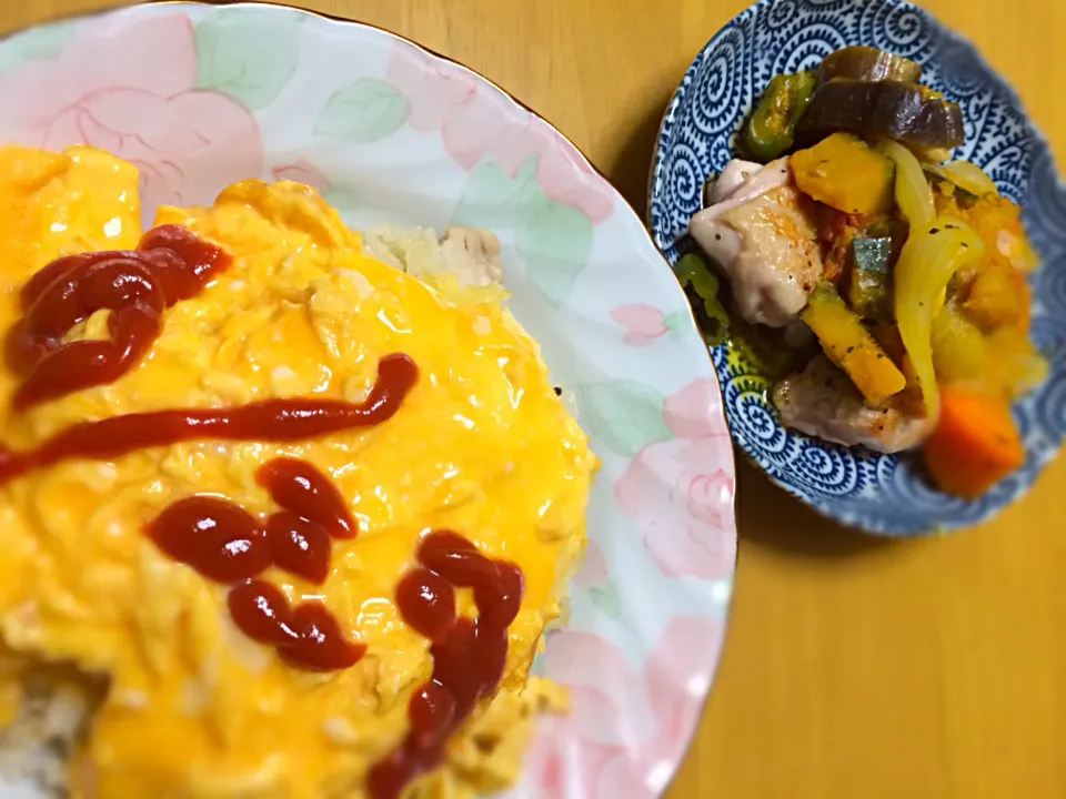 オムライスと鶏肉のラタトゥイユかけ|えいこにゃんさん