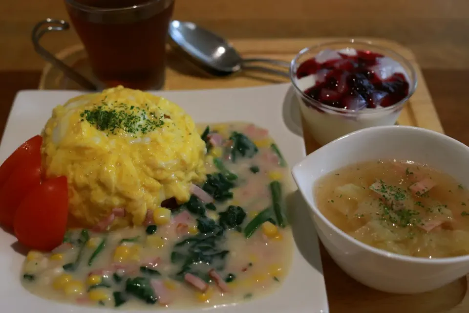 【夕ご飯】クリームオムライス、野菜スープ、ナタデココ入りブルーベリーヨーグルト♪|マカロンさん