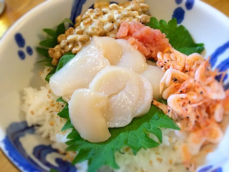 ホタテ貝柱丼 〜 その他桜海老と明太子、そして納豆の皆さん(^o^)/|リフルシャッフルさん