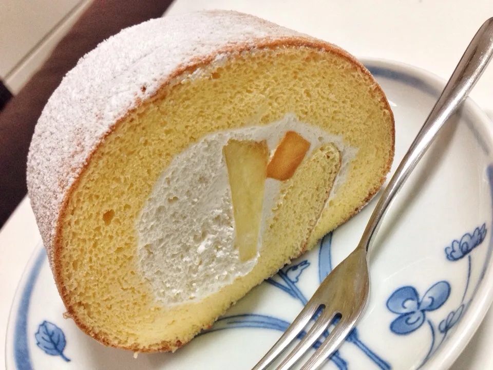 いつ以来やろ、GOKOKUのロールケーキ食べんの。やはりしっとりした生地も甘さ控えめでも存在感のあるクリームも、改めてええねぇと実感。|たけうちさん