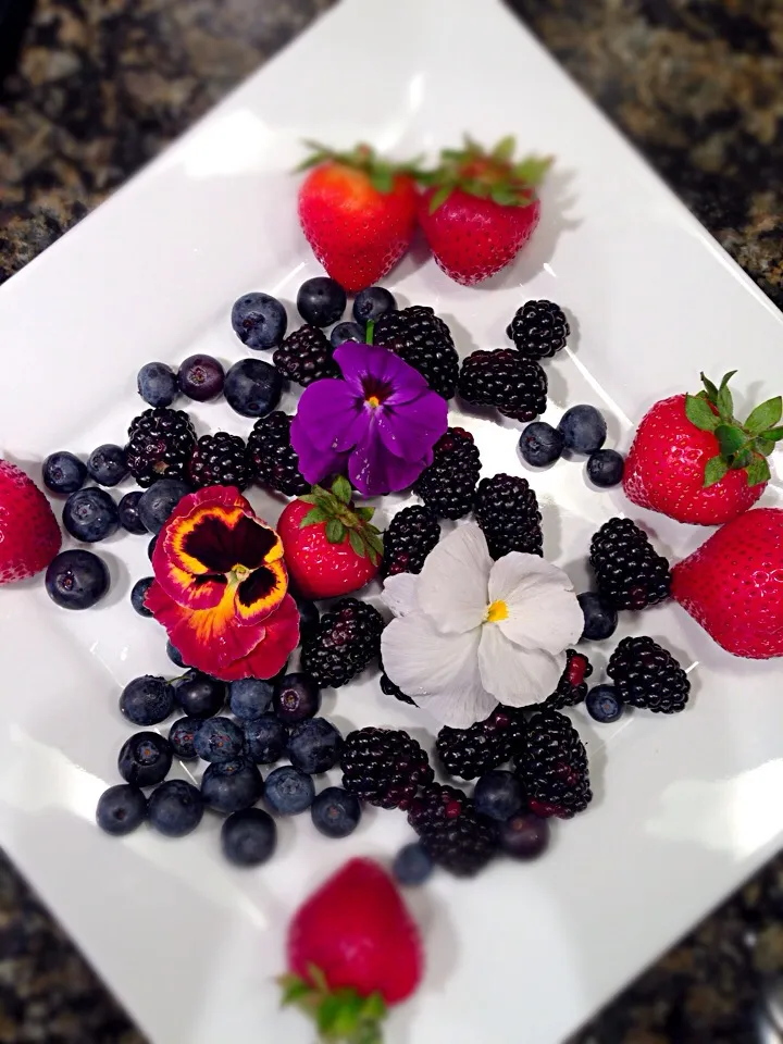 Pretty berries platter :)|Allissa Zhaoさん