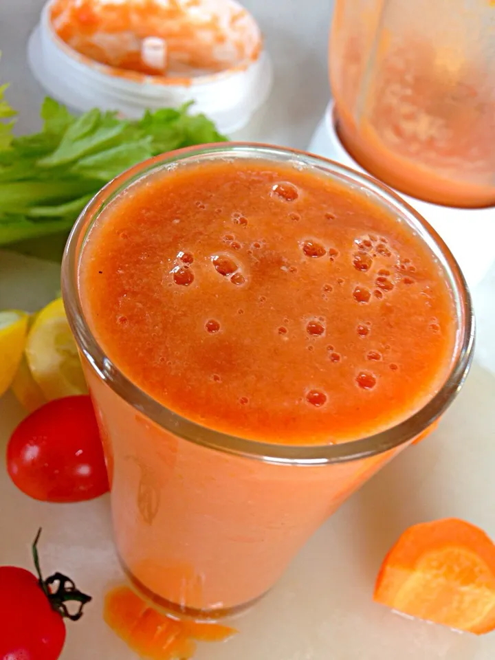 Snapdishの料理写真:Carrot,tomato celery smoothie|viviさん