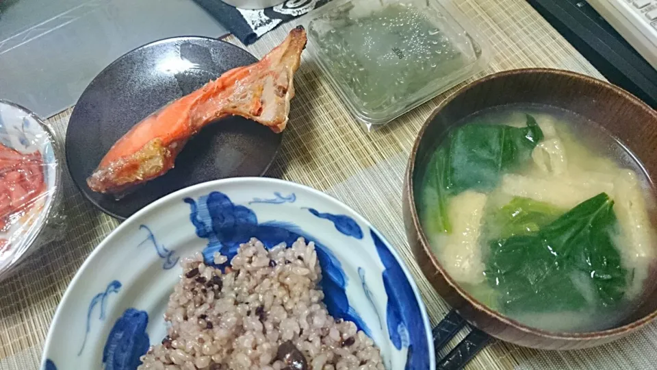 塩鮭カマ＆めかぶ＆ほうれん草の味噌汁|まぐろさん