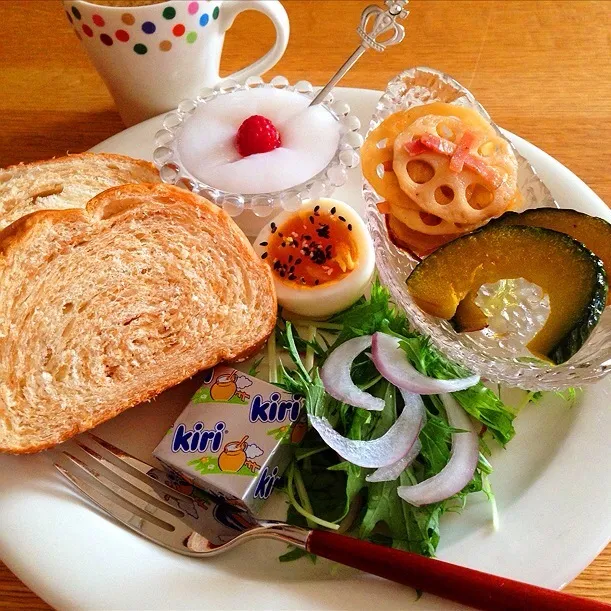 れんこんのきんぴら.かぼちゃの素揚げ.半熟卵.サラダ.杏仁豆腐のBreakfast|kirariさん