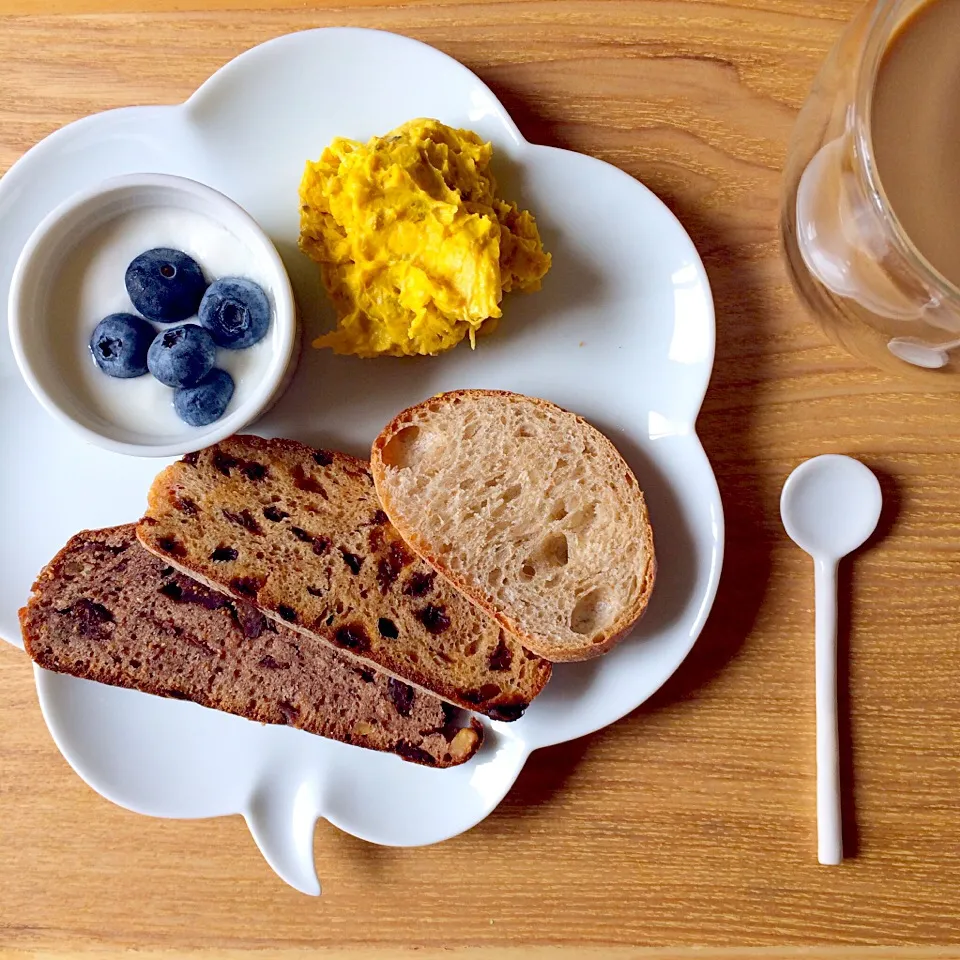 朝ごはん。鳥取土産の天然酵母パンといただいたかぼちゃで作ったサラダ。友達が摘んできたブルーベリー|yukko7740さん