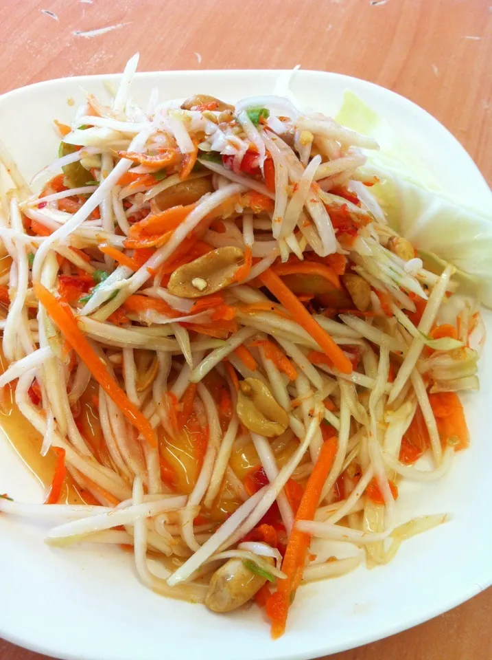 Snapdishの料理写真:🍃papaya salad🌾|꒰✾꒱˚°꒰ben꒱°˚꒰✾꒱さん