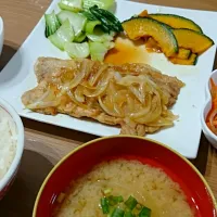 Snapdishの料理写真:豚のしょうが焼き、豆腐のきののあんかけ、しらたきと人参炒め、じょがいもと玉ねぎの味噌汁、ご飯|とったんさん