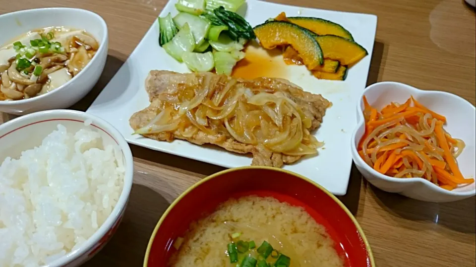 Snapdishの料理写真:豚のしょうが焼き、豆腐のきののあんかけ、しらたきと人参炒め、じょがいもと玉ねぎの味噌汁、ご飯|とったんさん