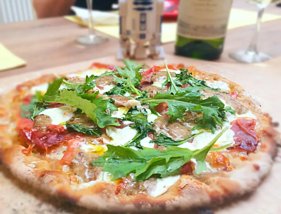 Home made whole what pizza with white truffle paste,  prosciutto and mizuna.|Akiko Nishimaeさん