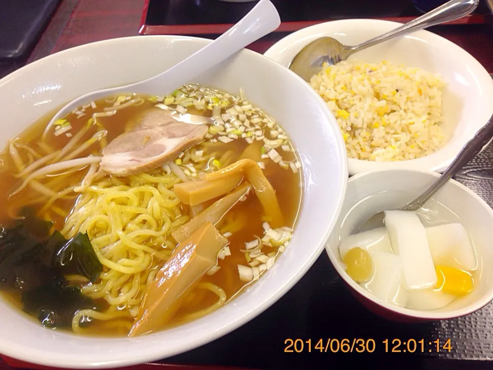 Snapdishの料理写真:新橋駅近くで、『ラーメン＆半炒飯』|コージ💫さん