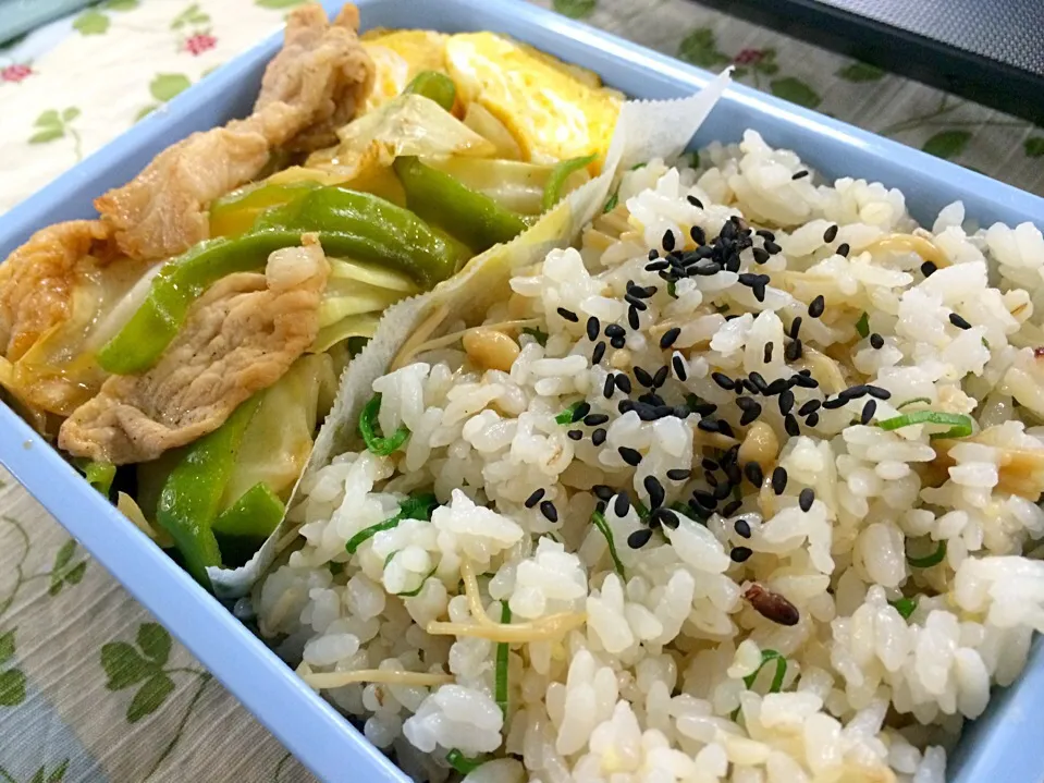 地味弁当。なめたけとネギの混ぜご飯、肉野菜炒め、玉子焼き。|liccaさん