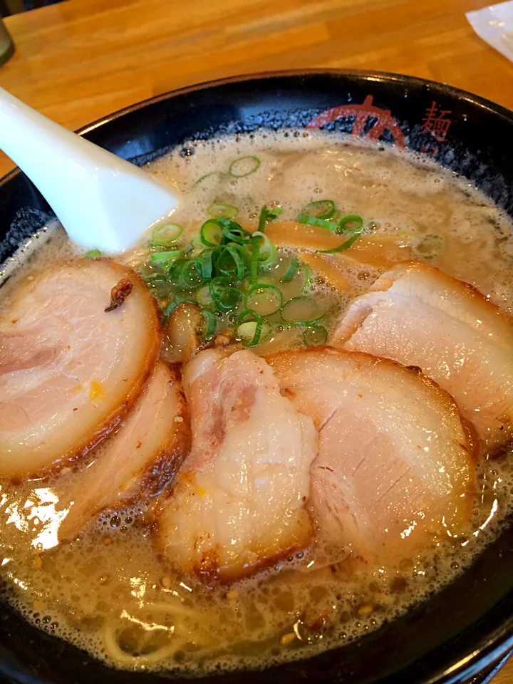 めん虎のこってりチャーシューとんこつラーメン|もにもにかさん