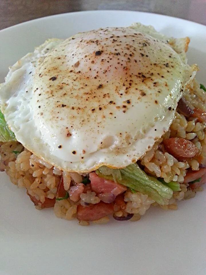 garlic fried rice w/lettuce& sausage topped w/sunny side up egg|Miki Jorierose Obispoさん