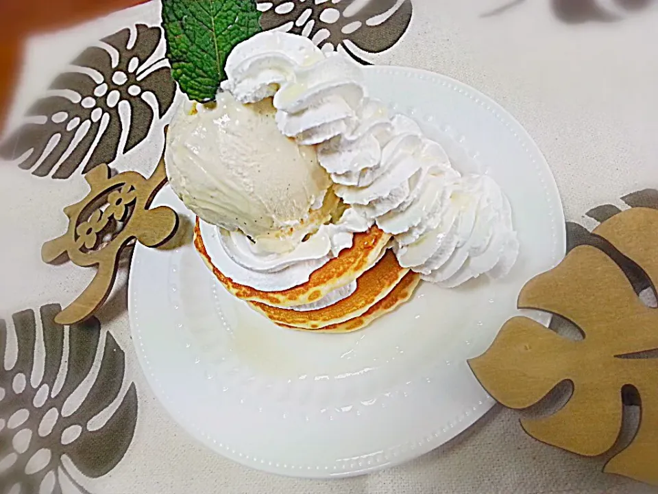 pancake with vanilla icecream, cream and honey|Alley Catさん