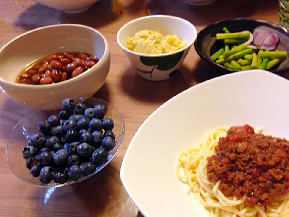 Snapdishの料理写真:作り置きでよるごはん スパゲティミートソース🍝、もちきびポテト、金時豆、蒸しアスパラ|Fumieさん