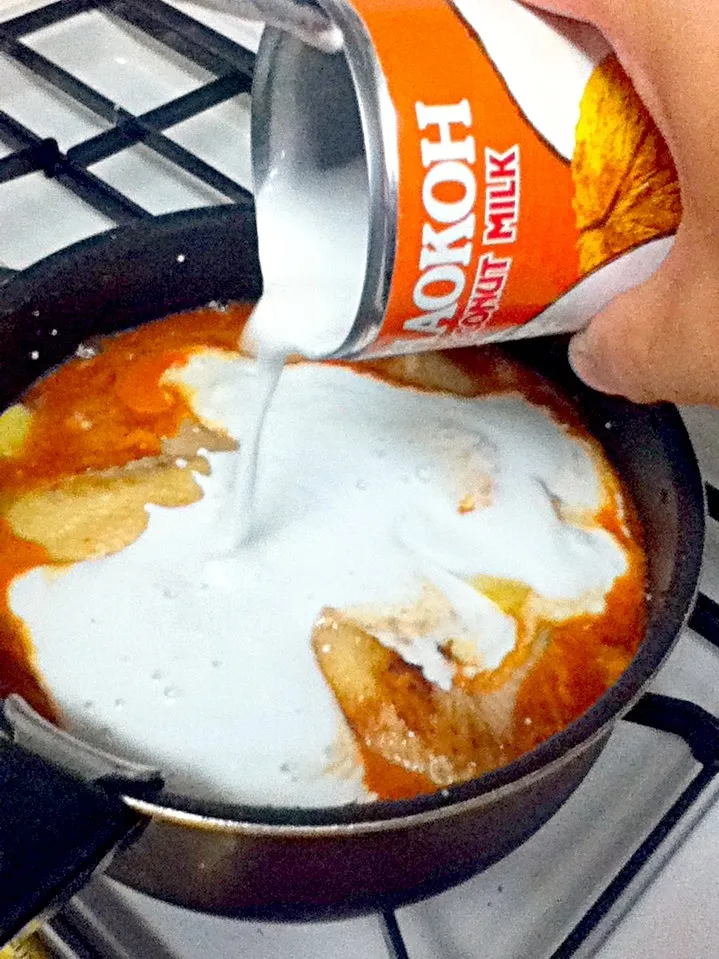 カルディで売ってるココナッツミルク缶をインしてタイ風カレーを作るナウ…。ルーは一番辛いジャワカレーのスパイシーブレンドで。初の試みだす。|Yasuharuさん