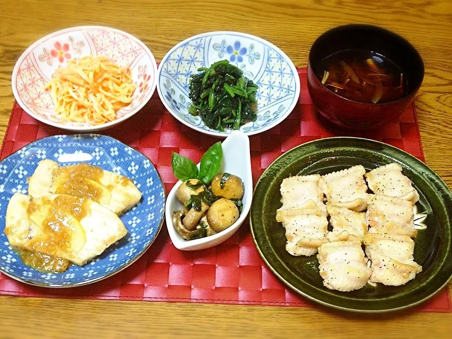 ニンジンサラダ・ほうれん草胡麻和え・ニンジン玉ねぎエノキの味噌汁・手羽中塩焼き・マッシュルームのバジルソテー・メカジキの塩レモン酢醤油ソテー|美也子さん