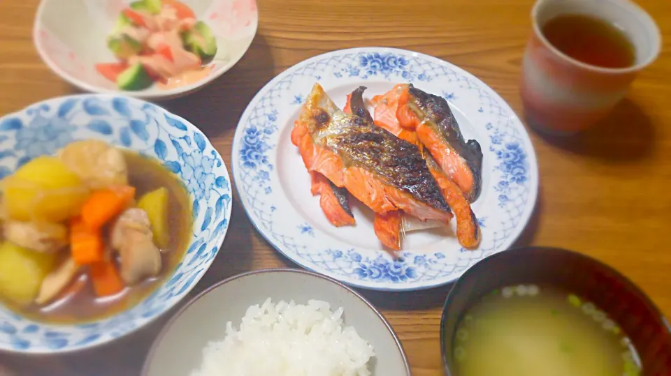 ・銀鮭アラの塩焼き
・肉じゃが
・胡瓜とトマトのサラダ(オーロラソース)
・いんげん豆の味噌汁|ようかんさん