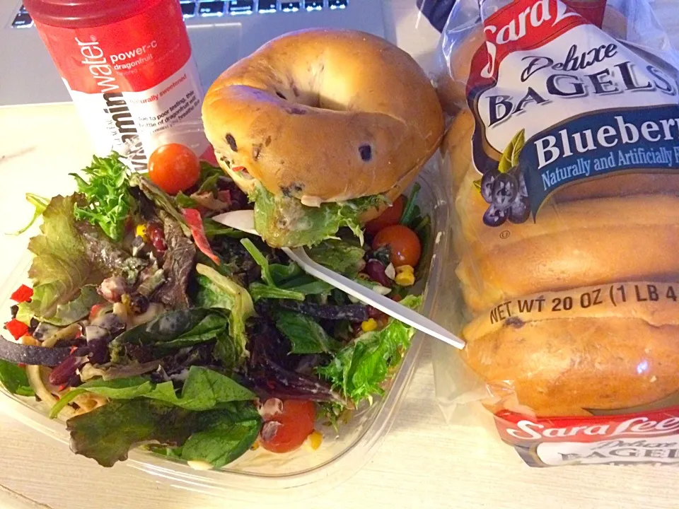 Snapdishの料理写真:Bagles and Salad|なるさんさん