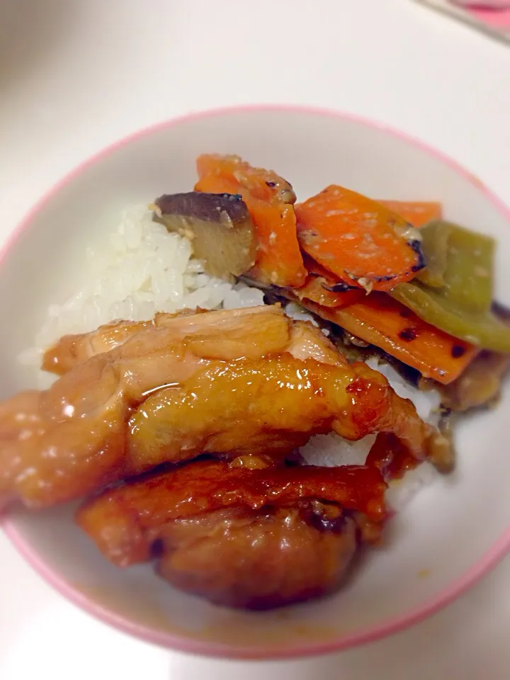 鳥肉の甘辛焼きと野菜の味噌炒め丼|りろさん