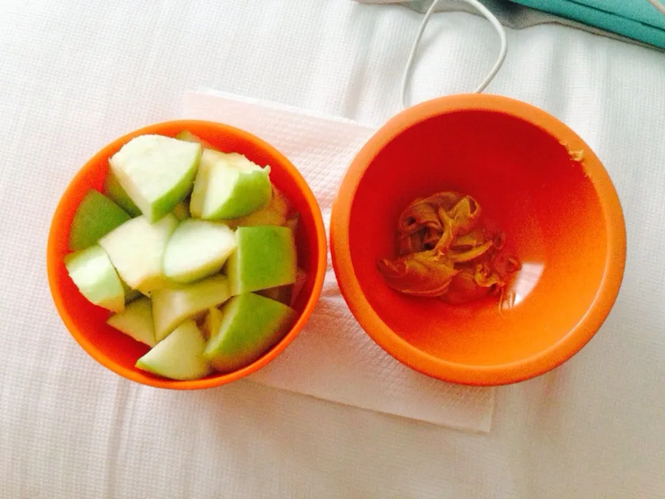 Snapdishの料理写真:Green apple with 1 tbsp of peanut butter 🍏|Marianaさん