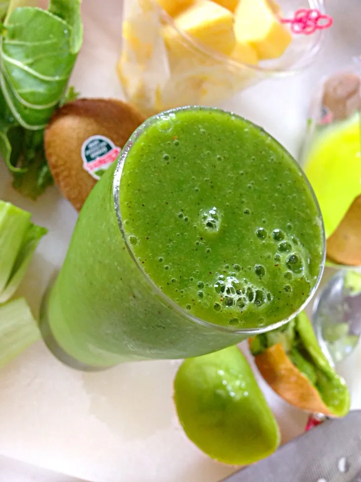 Green smoothie (Kiwi banana spinach pineapple)|viviさん