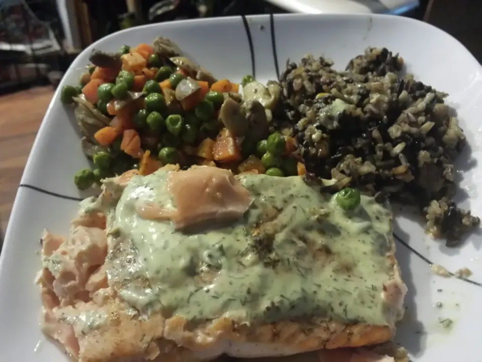 Snapdishの料理写真:Salmon with dill sauce and rice and mix vegetables|Les Gazinskiさん