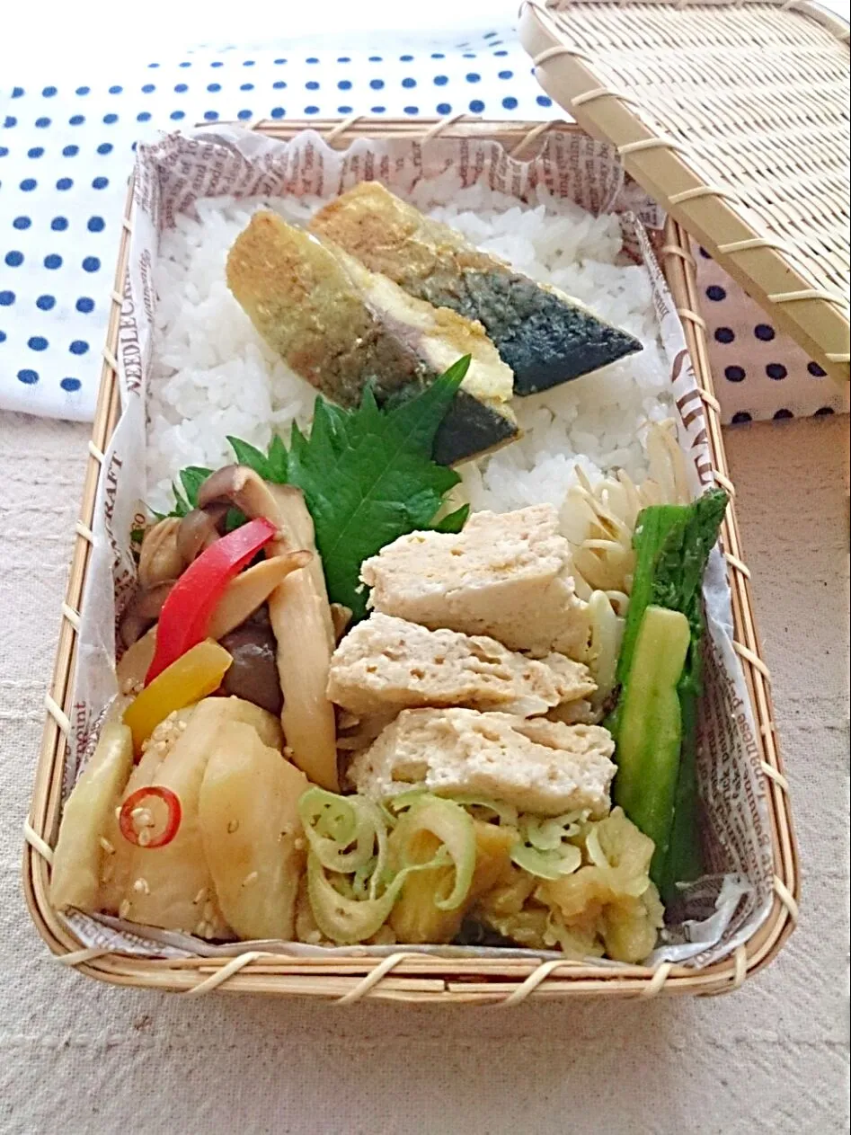 常備菜弁当 
キノコとパプリカのポン酢マリネ、 焼きナス
サバのカレー唐揚げ、アスパラソテー、
コールラビ(初めて食したいただきもの野菜)の金平、豆腐ととり挽き肉と卵の蒸し焼き、マヨもやし等でした。|とだともさん