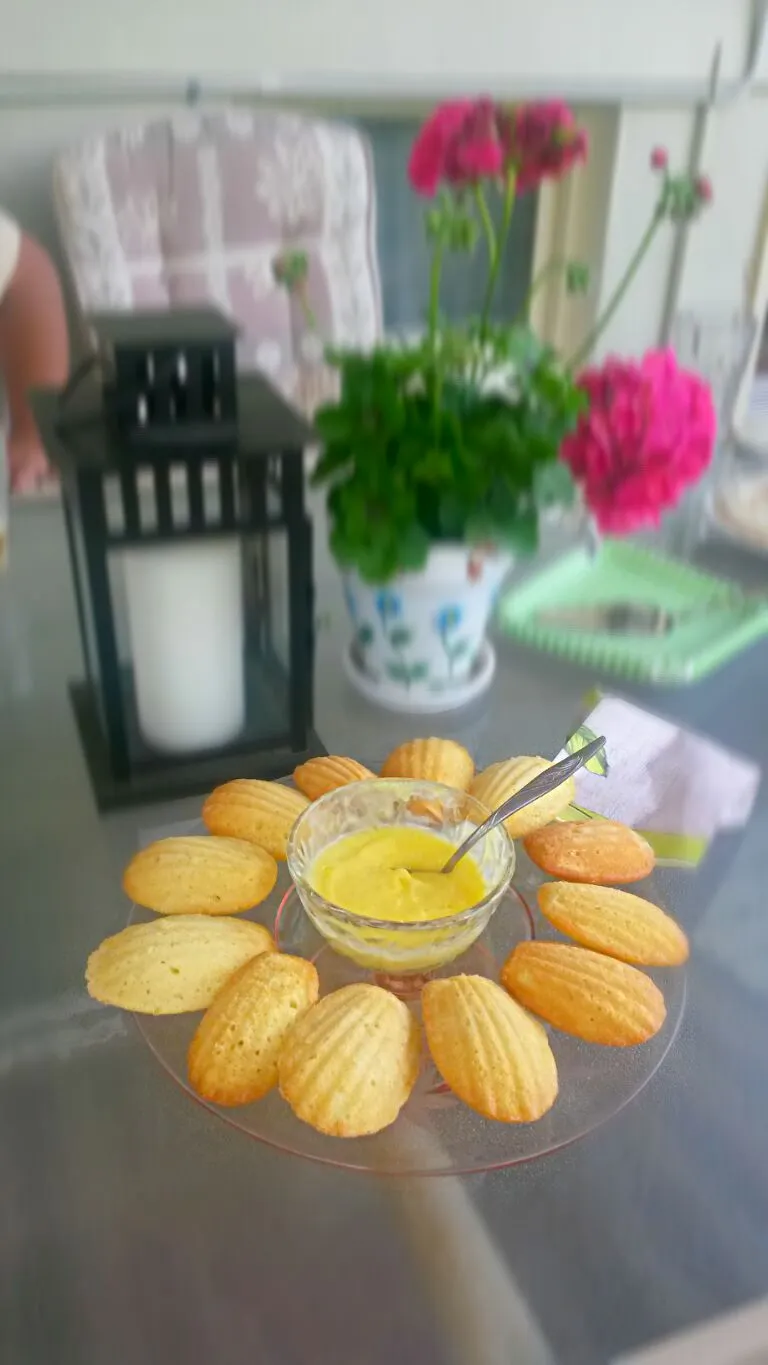 madeleines with lemon curd|Laura Clarkさん