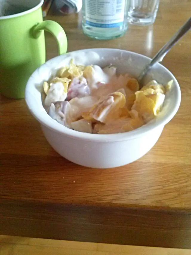 naturjoghurt, 1/2 banane, 1/2 apfel, cornflakes, haferflocken|Anja Ostermaierさん