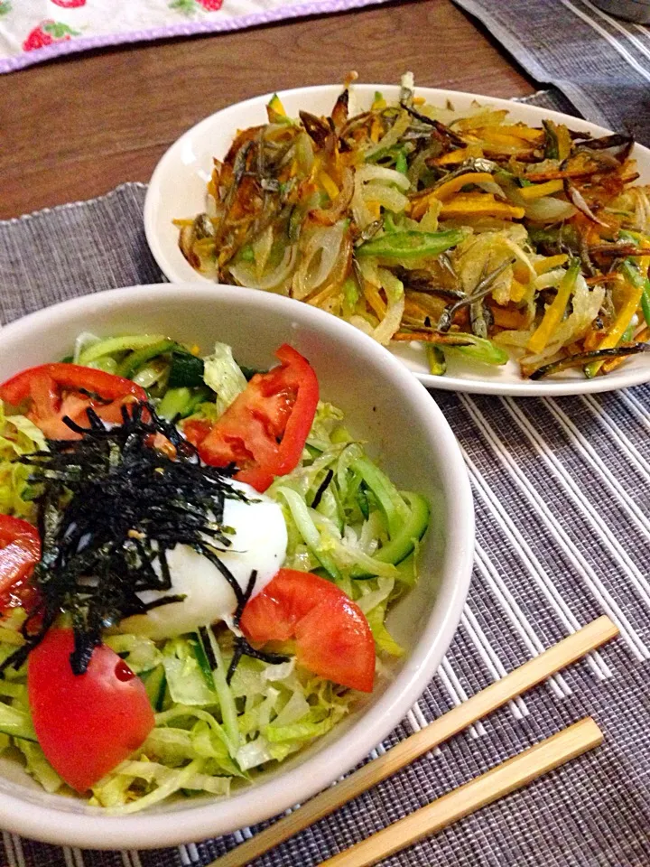 Snapdishの料理写真:温泉卵のせサラダ仕立てのお蕎麦とお野菜たっぷりかき揚げ|myuさん