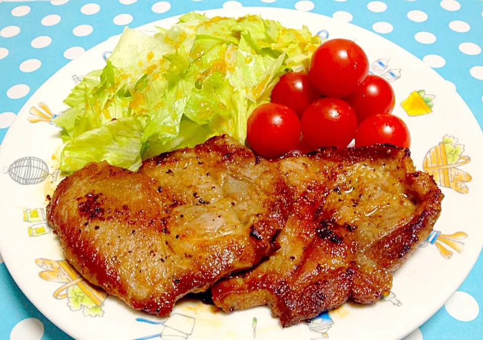 Fried Garlic pork chop with lettuce & mini tomatoes|Liezlさん