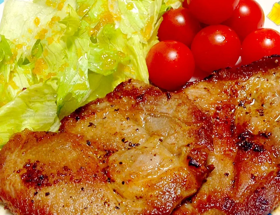 Fried Garlic pork chop with lettuce & mini tomato|Liezlさん